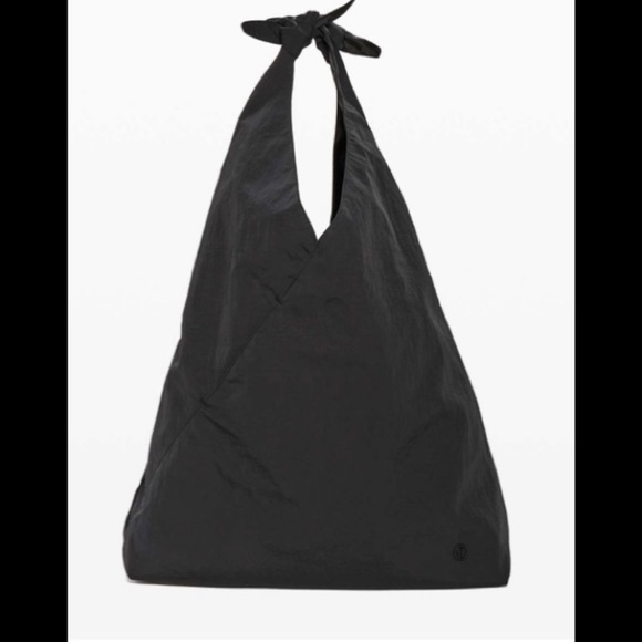 LULULEMON VERY RARE, HARD TO FIND BLACK “CROSS IT OFF” TOTE 20L GOOD AS NEW. - Picture 4 of 10